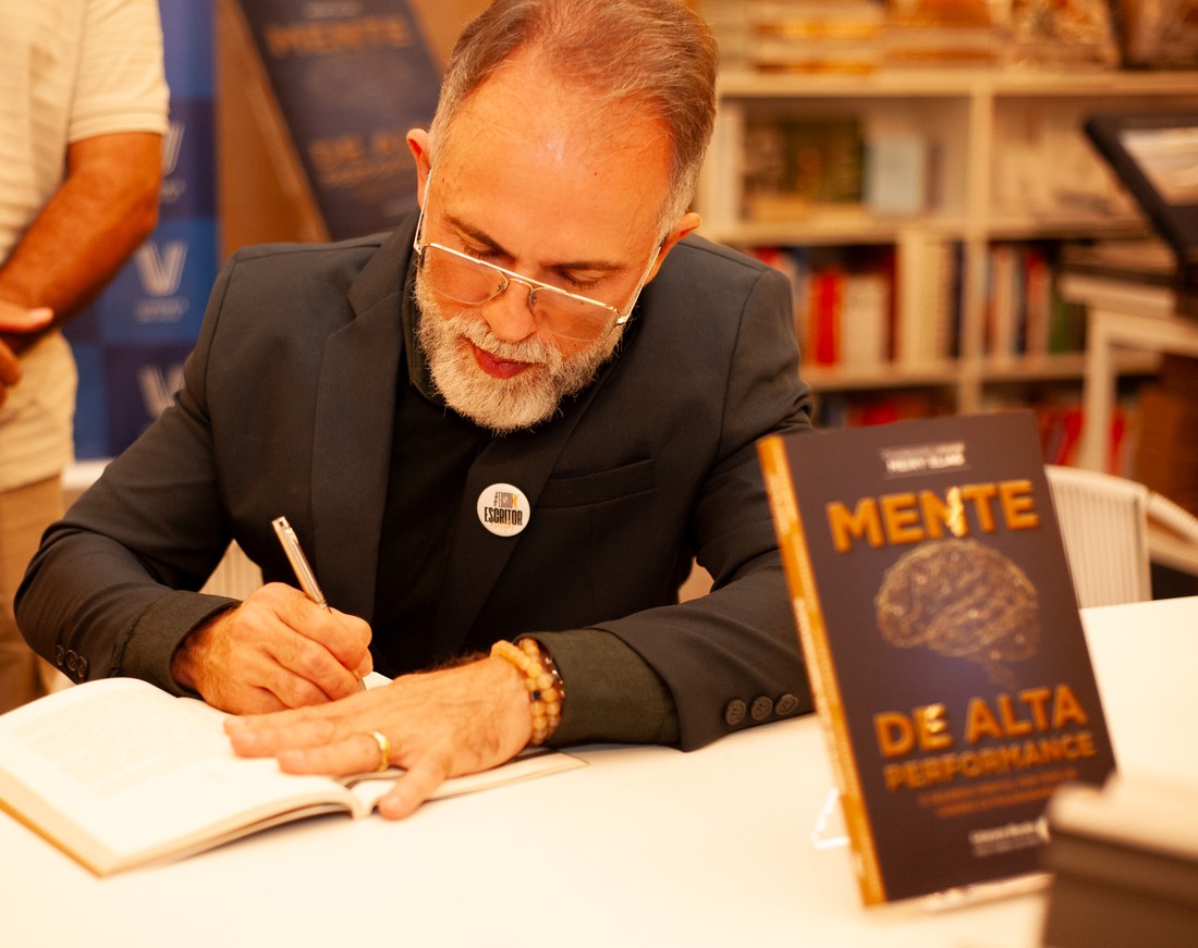 Eduardo Villar autografando o livro Mente de Alta Performance